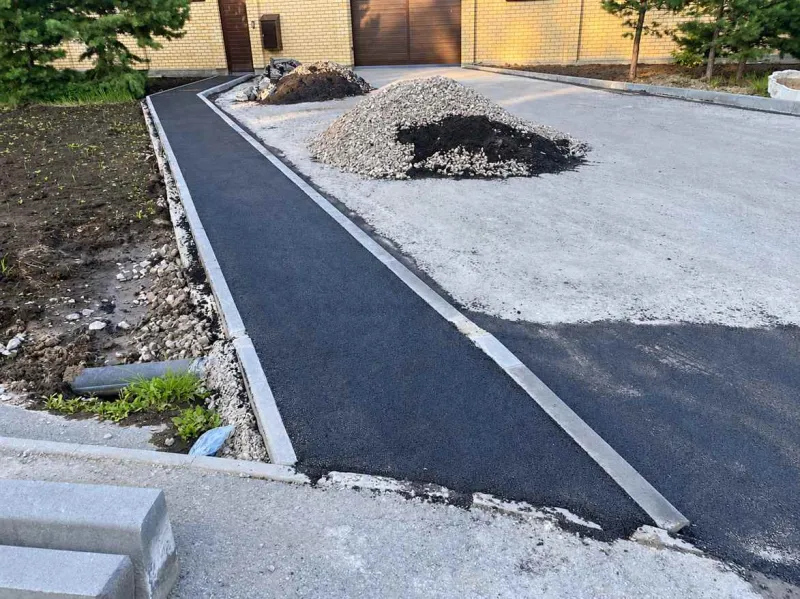 Благоустройство придомовой территории с установкой бордюров и ремонтом тротуаров