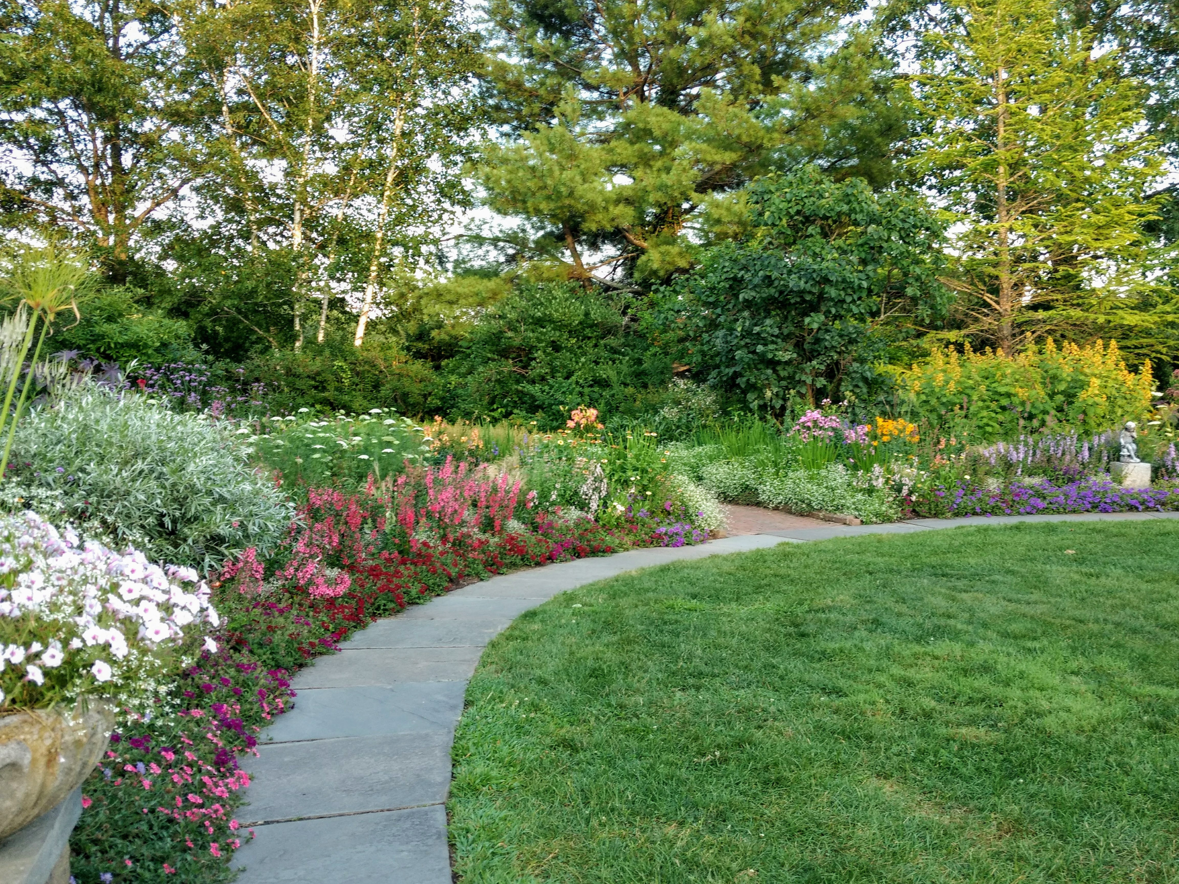 Благоустройство участка частного дома в Саратове и Саратовской области